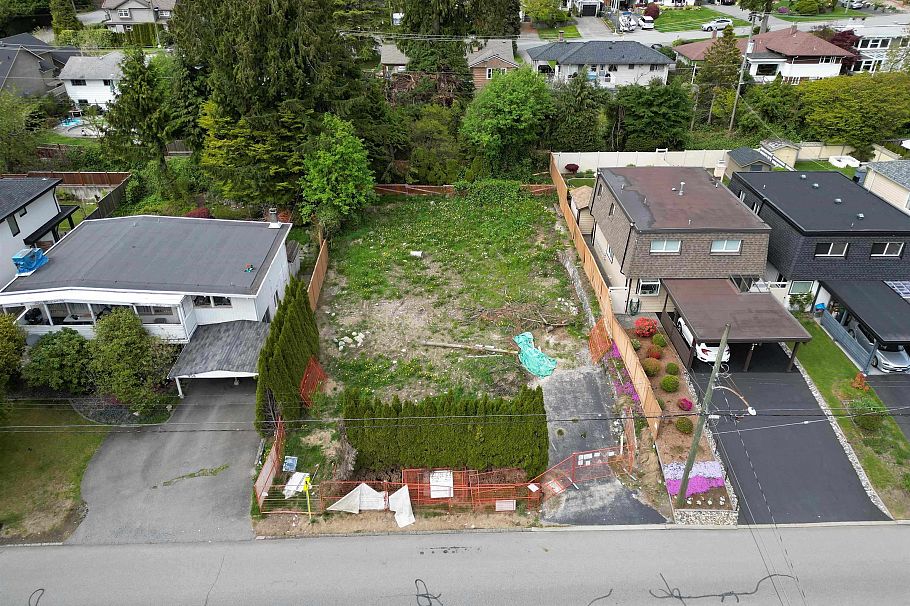 946 Montroyal Boulevard North Vancouver, BC - 1