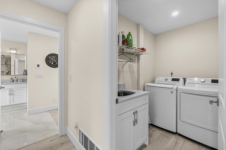 738 Sylvan Avenue North Vancouver, BC - 34
