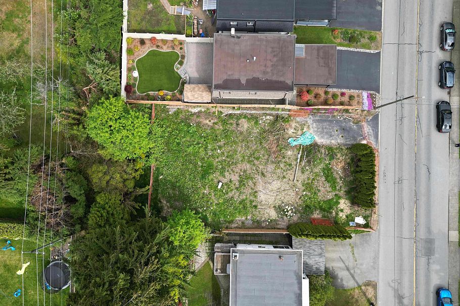 946 Montroyal Boulevard North Vancouver, BC - 3