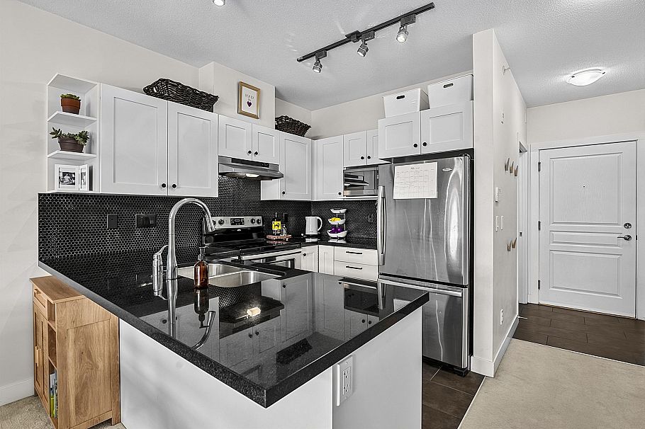 417 4550 Fraser Street Vancouver, BC - 4