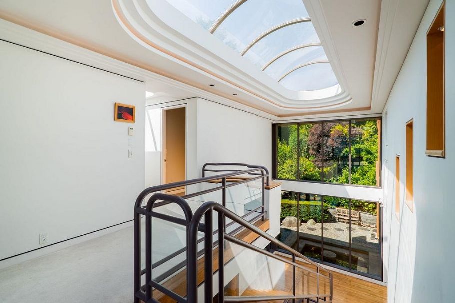 687 Beachview Drive North Vancouver, BC - 37