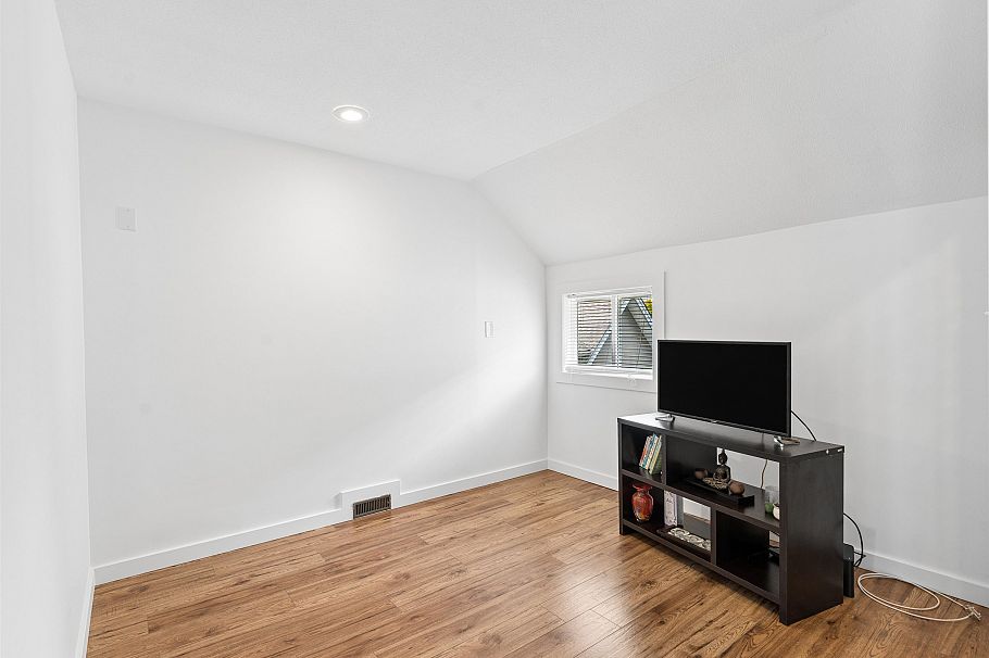 227 W 5th Street North Vancouver, BC - 25