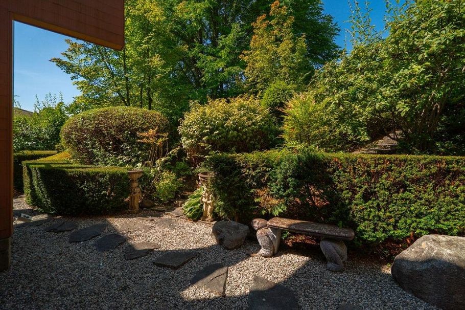 687 Beachview Drive North Vancouver, BC - 40