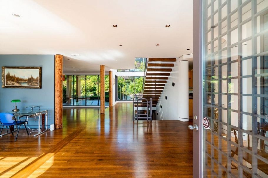 687 Beachview Drive North Vancouver, BC - 39