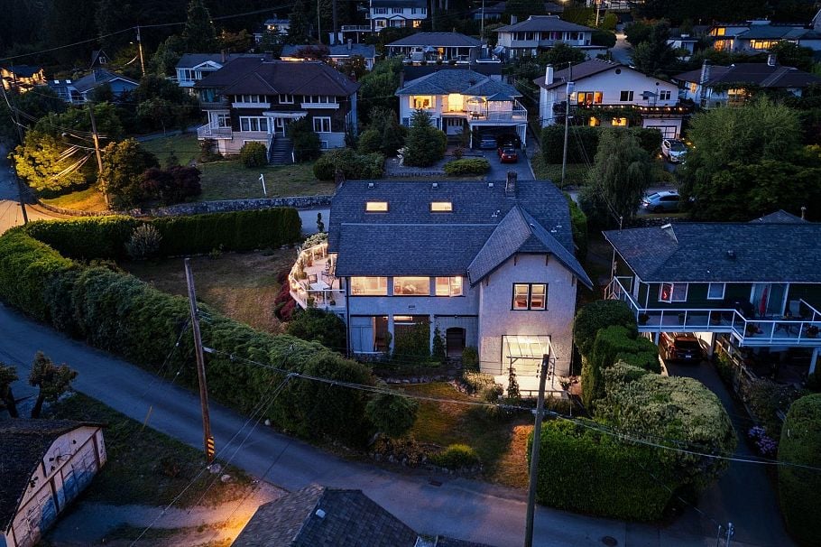 401 Somerset Street North Vancouver, BC - 33