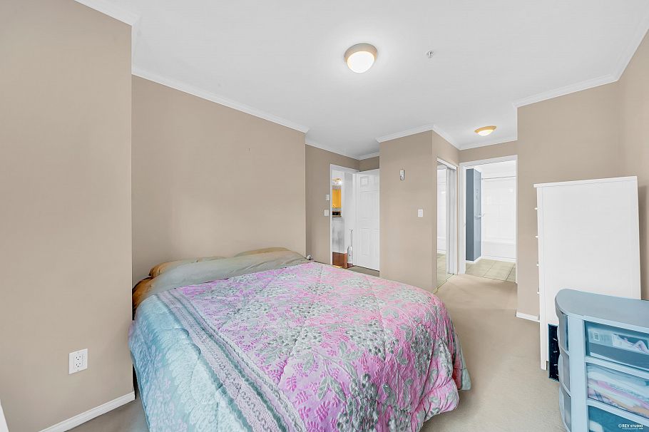 210 175 E 10th Street North Vancouver, BC - 10