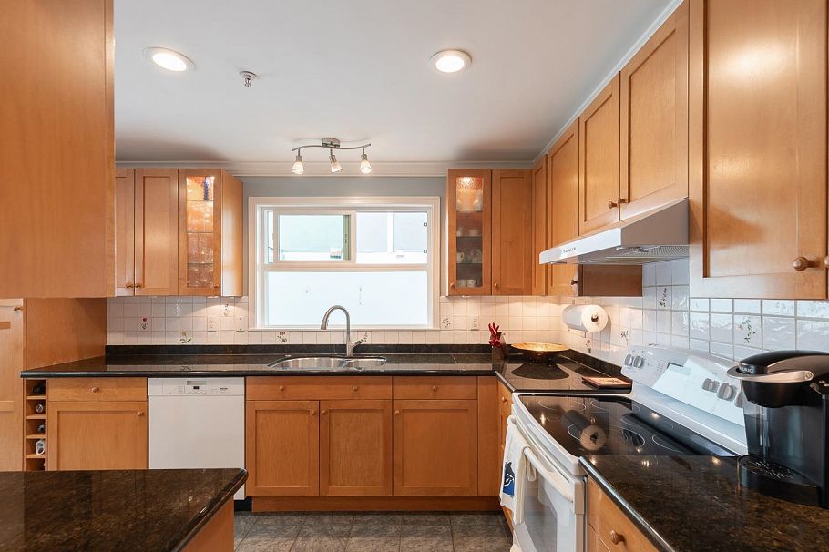 1844 W 10th Avenue Vancouver, BC - 15