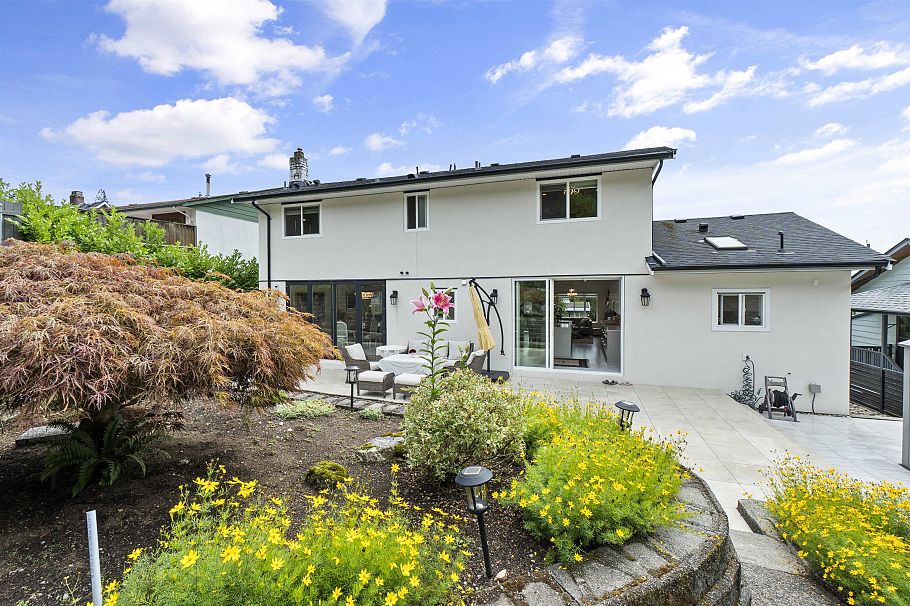 738 Sylvan Avenue North Vancouver, BC - 38