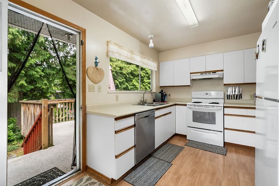 628 E St. James Road North Vancouver, BC - 12