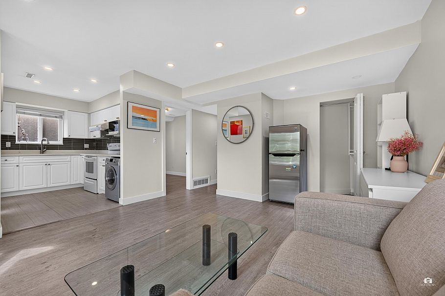 196 E 58th Avenue Vancouver, BC - 5