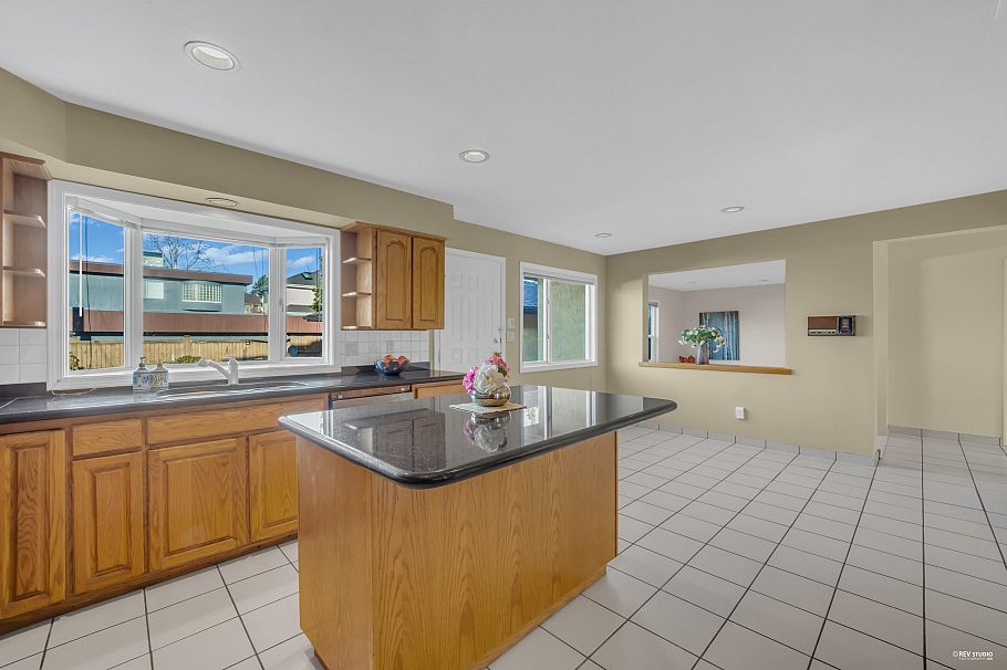 2445 W 19th Avenue Vancouver, BC - 11