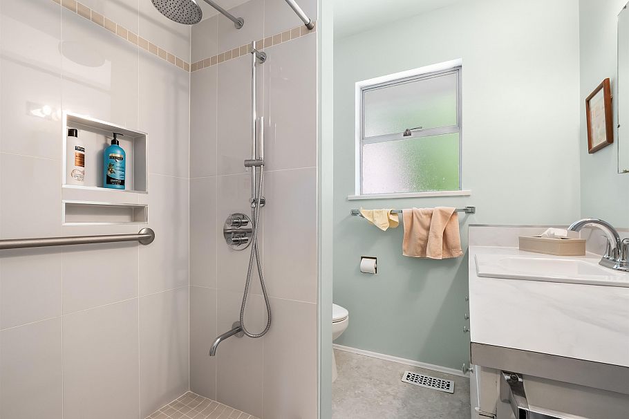 628 E St. James Road North Vancouver, BC - 21