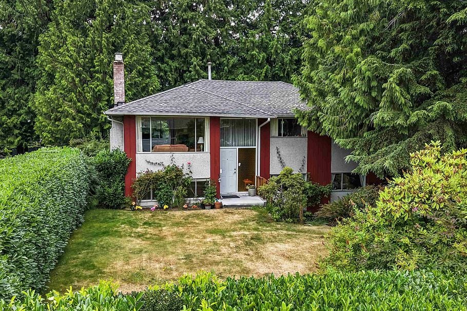 628 E St. James Road North Vancouver, BC - 1