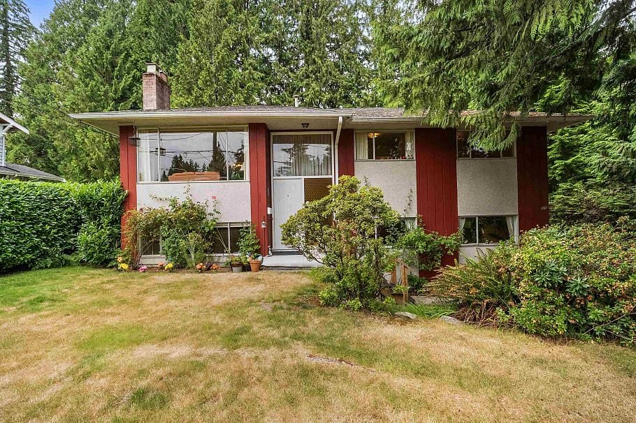 628 E St. James Road North Vancouver, BC - 3