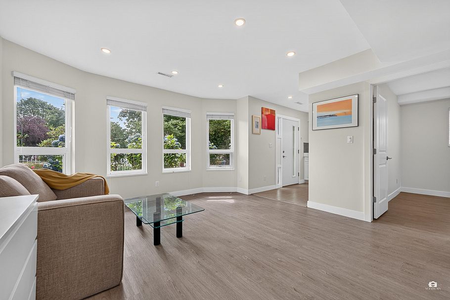 196 E 58th Avenue Vancouver, BC - 7