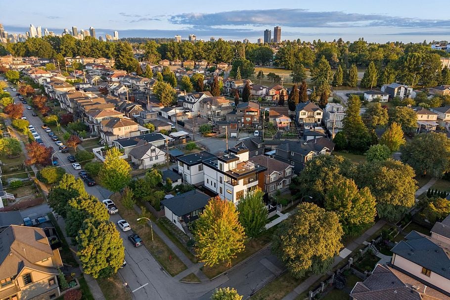 1 3428 Mons Drive Vancouver, BC - 25