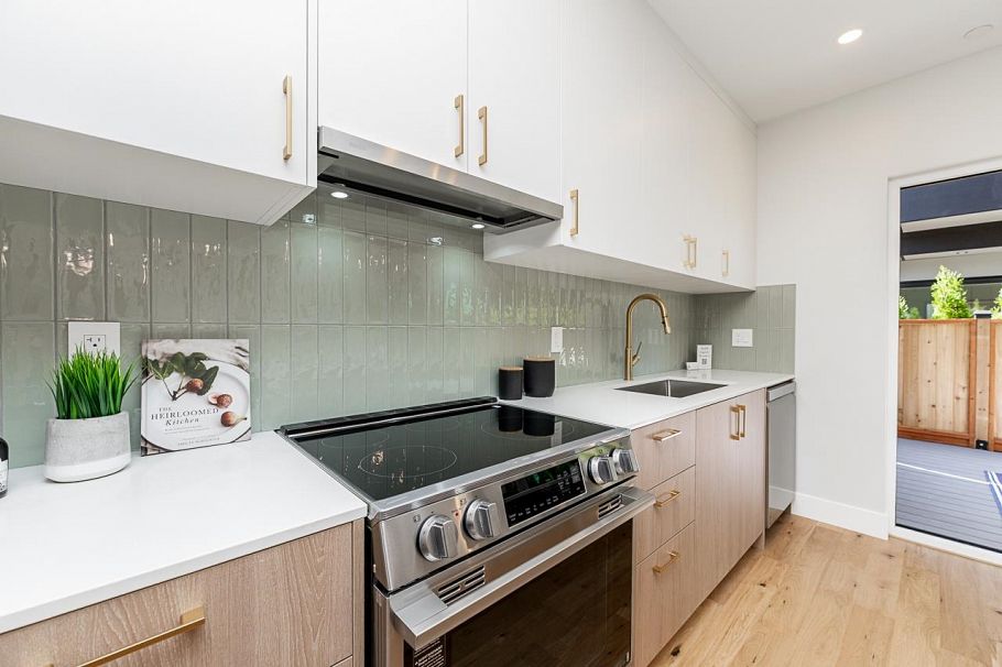 2 676 E 22nd Avenue Vancouver, BC - 8