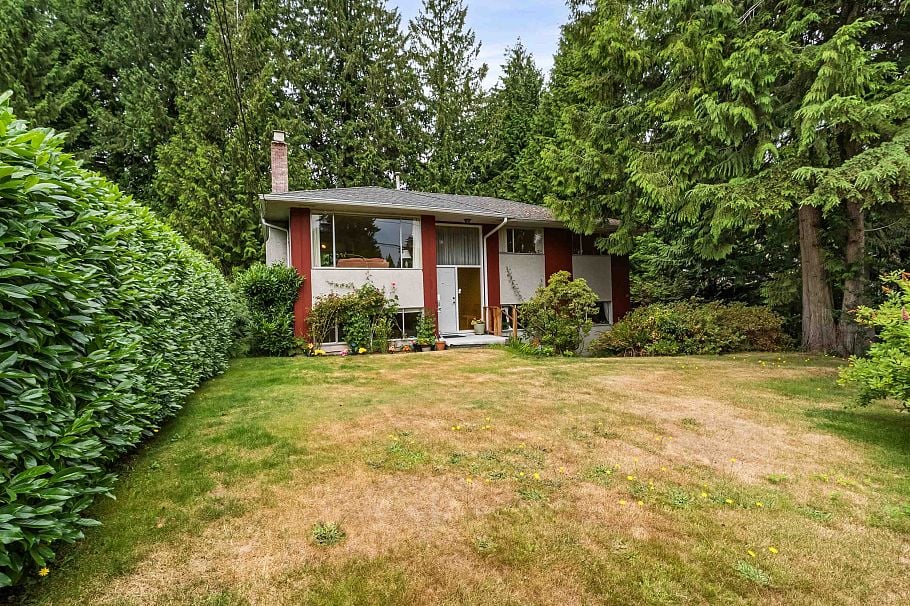 628 E St. James Road North Vancouver, BC - 2