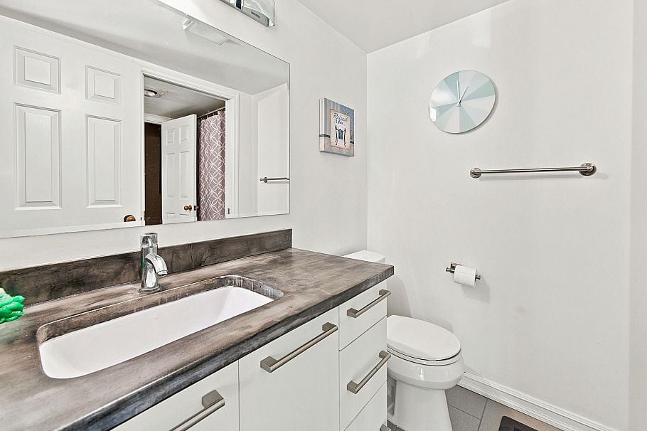 104 2181 Panorama Drive North Vancouver, BC - 18