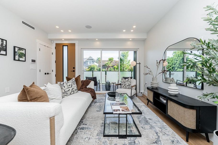 2 676 E 22nd Avenue Vancouver, BC - 1