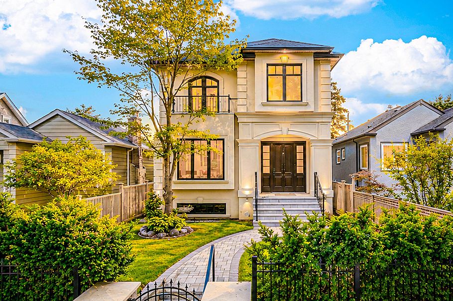 4627 W 15th Avenue Vancouver, BC - 1