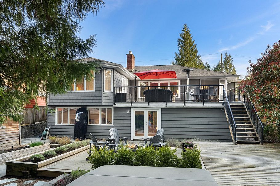 956 Belvista Crescent North Vancouver, BC - 1