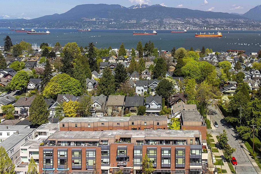 215 1961 Collingwood Street Vancouver, BC - 1