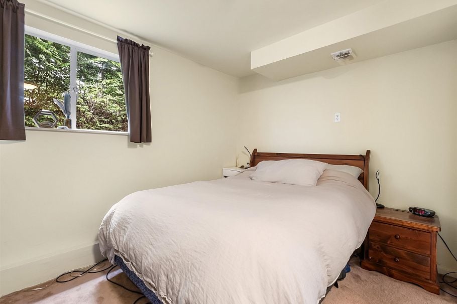 628 E St. James Road North Vancouver, BC - 25