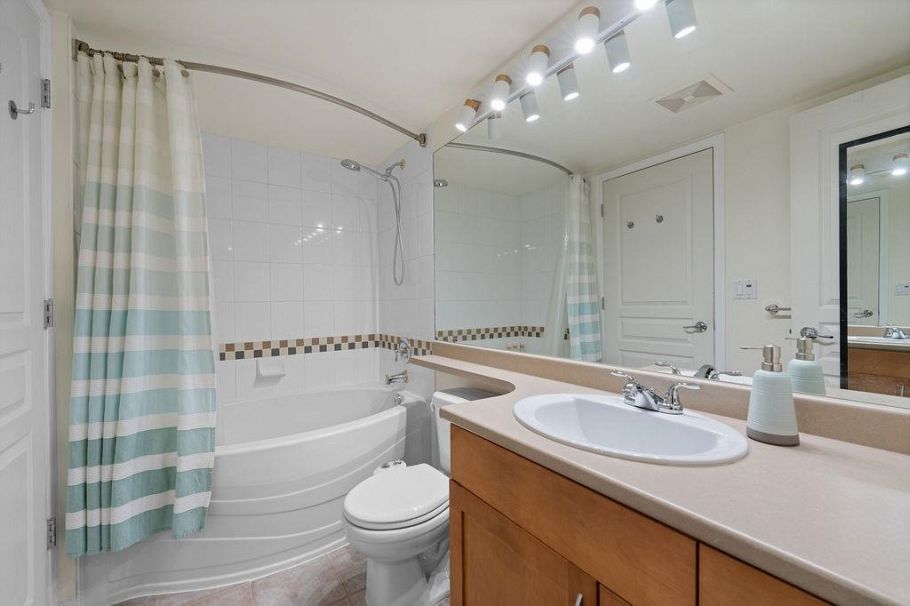 308 333 E 1st Street North Vancouver, BC - 17