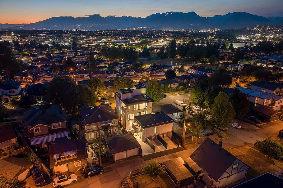 2 3428 Mons Drive Vancouver, BC - 26