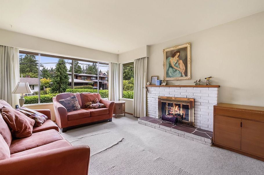 628 E St. James Road North Vancouver, BC - 9