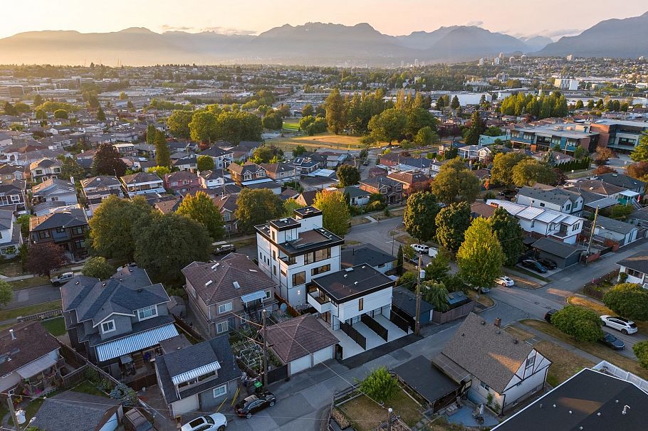 1 3428 Mons Drive Vancouver, BC - 27