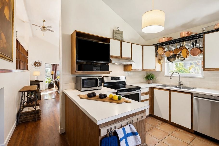 875 Porteau Place North Vancouver, BC - 9