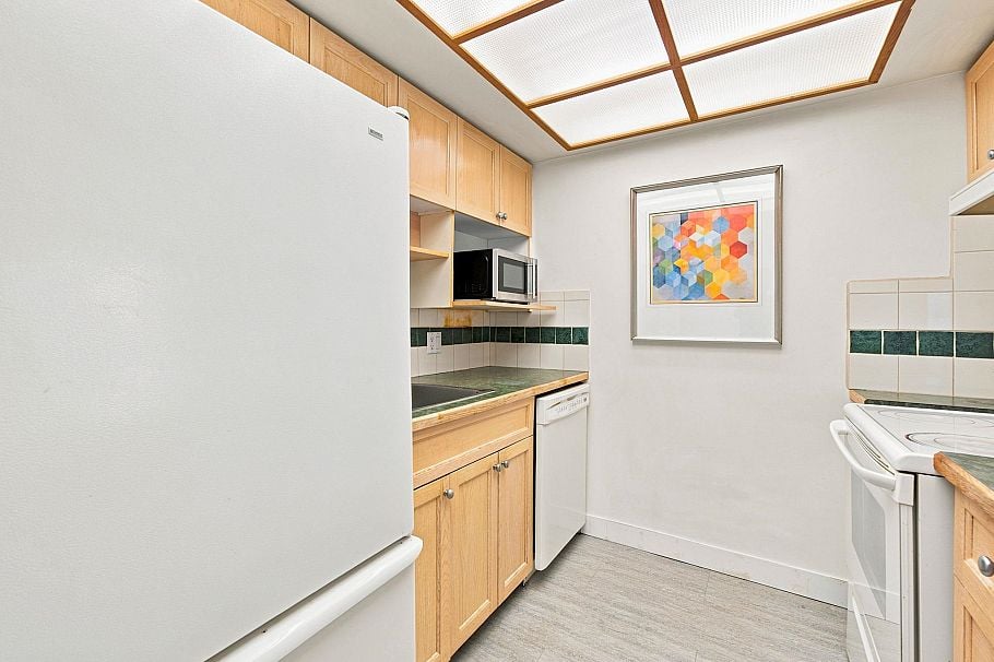 104 2181 Panorama Drive North Vancouver, BC - 8