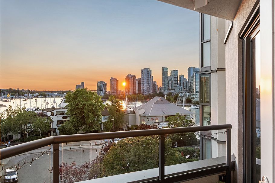 601 456 Moberly Road Vancouver, BC - 1