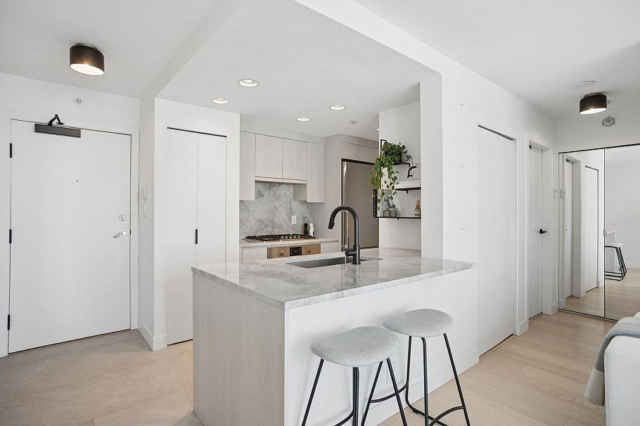 2905 198 Aquarius Mews Vancouver, BC - 3