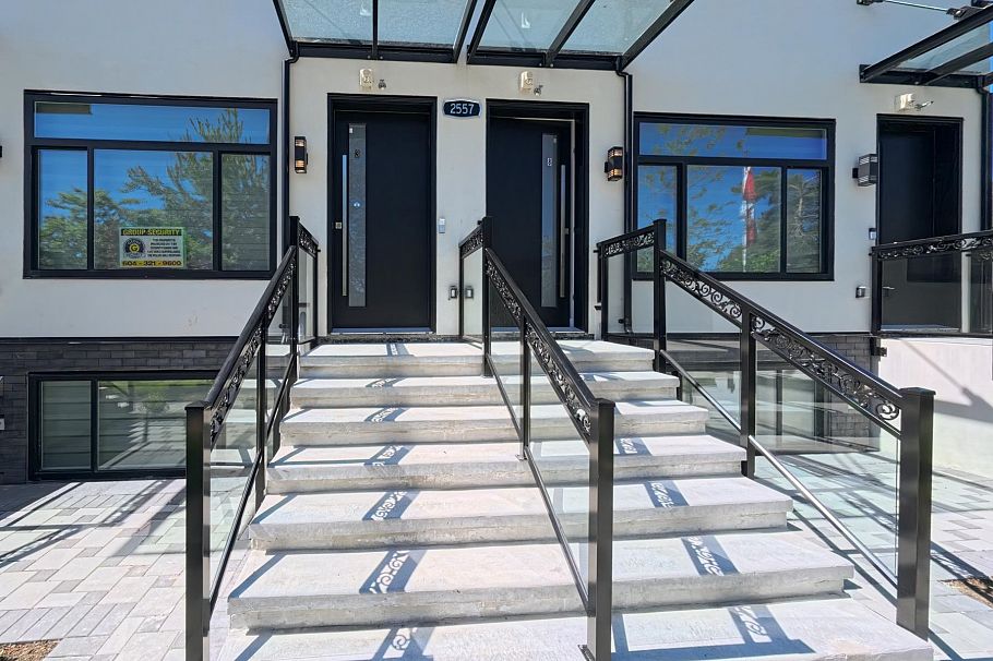 2 2557 W King Edward Avenue Vancouver, BC - 2