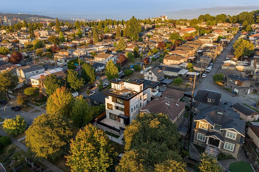 2 3428 Mons Drive Vancouver, BC - 21