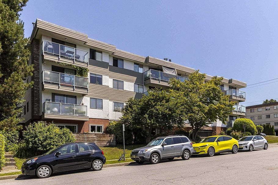 307 308 W 2nd Street North Vancouver, BC - 27