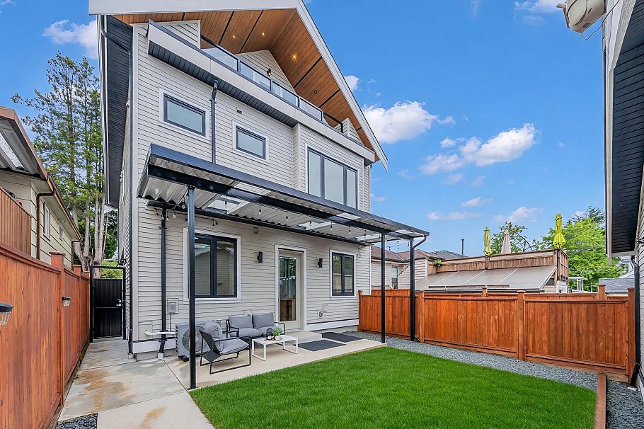 2 3627 E 45th Avenue Vancouver, BC - 3
