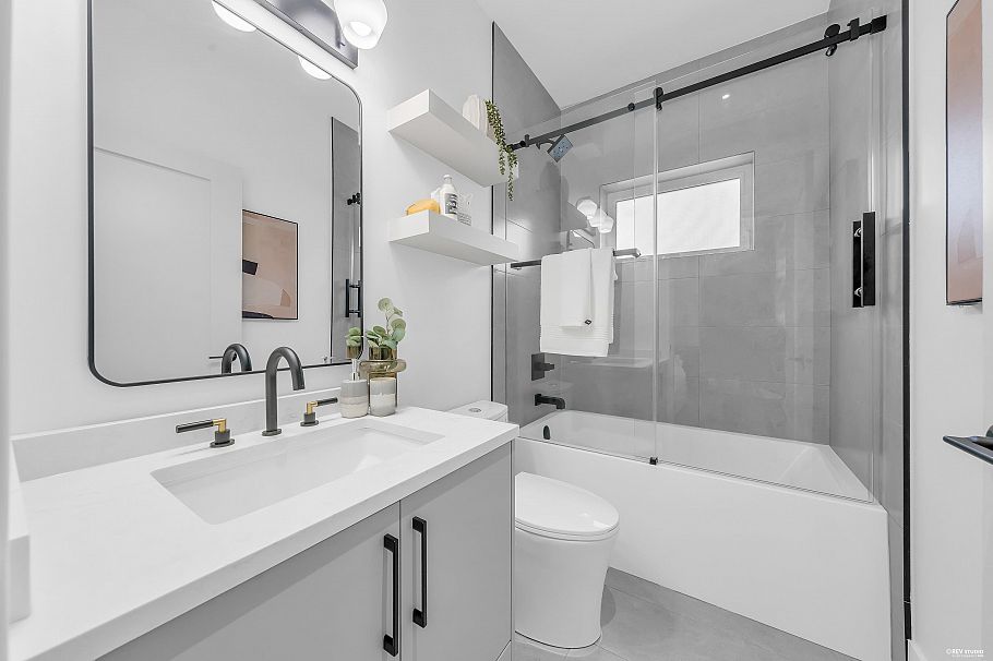 2 3627 E 45th Avenue Vancouver, BC - 18
