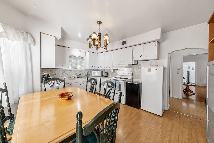 3378 E 26th Avenue Vancouver, BC - 22