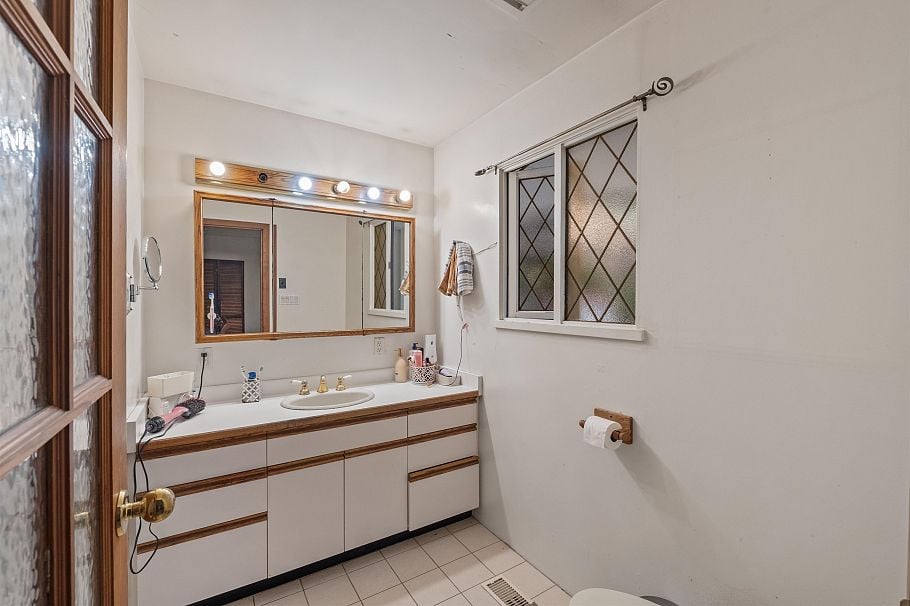 886 E 29th Street North Vancouver, BC - 19