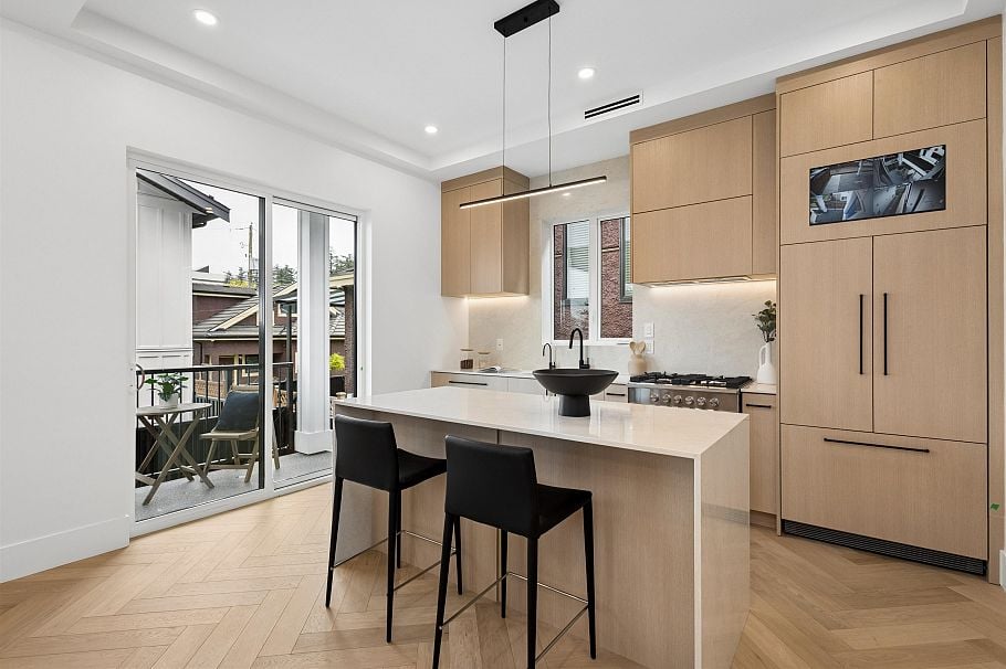 1 3637 E 46th Avenue Vancouver, BC - 1