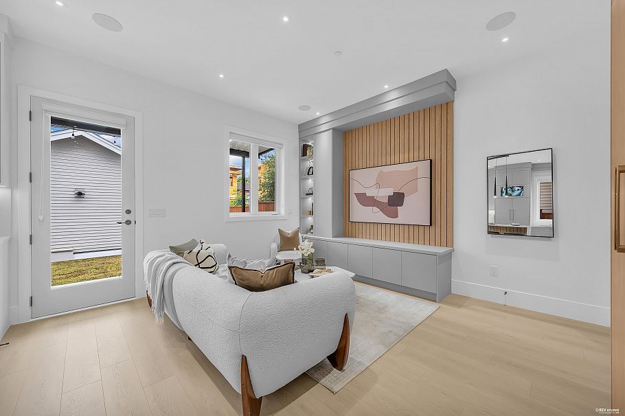 2 3627 E 45th Avenue Vancouver, BC - 5