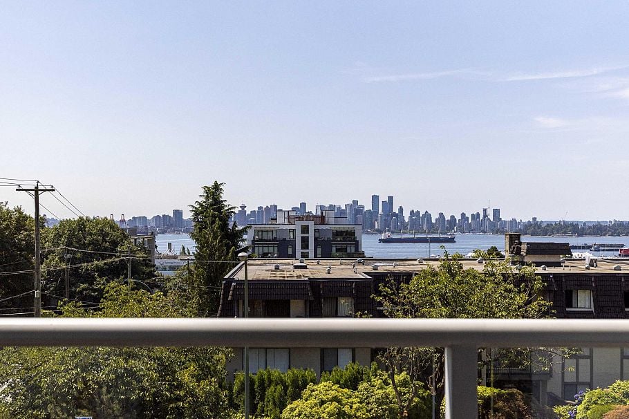 307 308 W 2nd Street North Vancouver, BC - 1