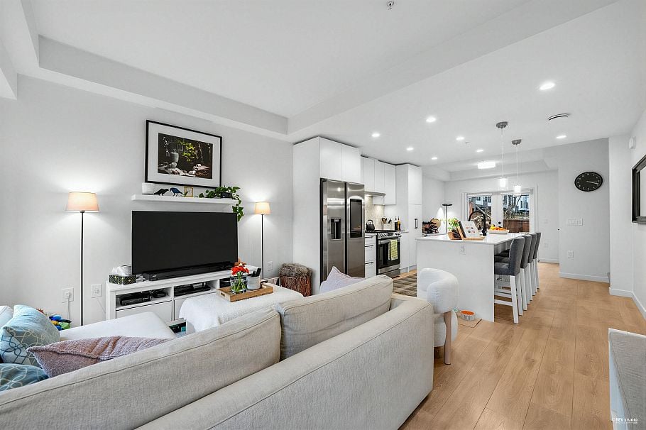162 565 E 2nd Street North Vancouver, BC - 1