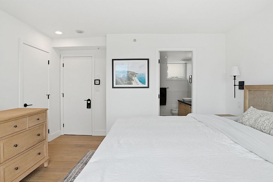 1576 W 8 Avenue Vancouver, BC - 21