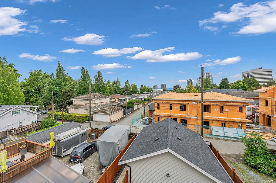 2 3627 E 45th Avenue Vancouver, BC - 29