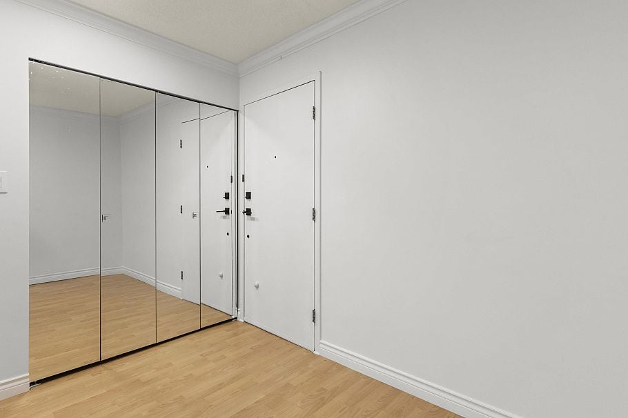 307 308 W 2nd Street North Vancouver, BC - 25